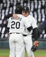 勝利しバルガス（左）と抱き合う村上（共同）