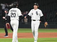 勝利しバルガス（左）と喜ぶ村上（共同）