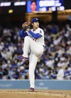 先発登板した大谷（共同）