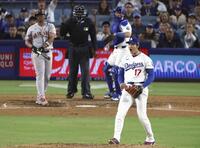 ６回、ディバースを空振り三振に仕留め声を上げる大谷（共同）