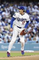 先発登板した大谷（共同）