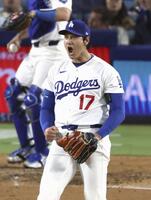 ６回、ディバースを空振り三振に仕留め声を上げる大谷（共同）