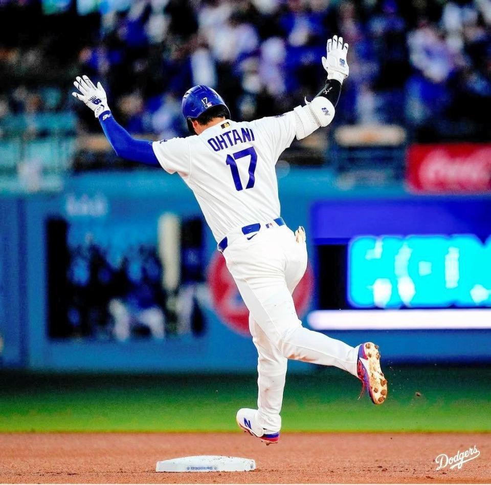 　三回、７号ソロを放ち両手を広げながらダイヤモンドを一周する大谷（ロサンゼルス・ドジャース提供）