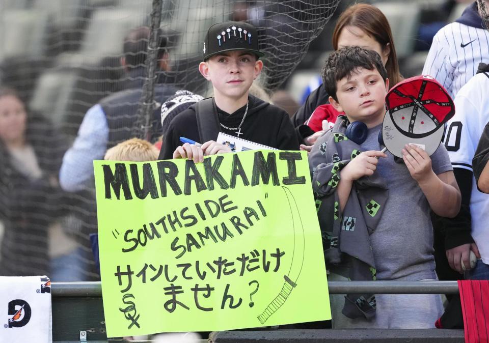 試合前、村上にサインを求めるファン（共同）