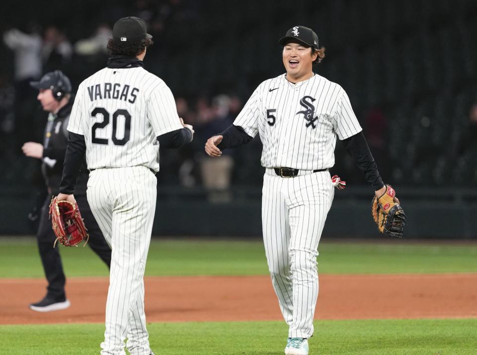 勝利しバルガス（左）と喜ぶ村上（共同）