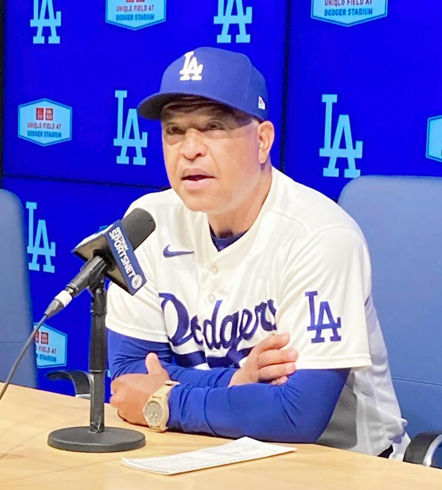 試合後の会見で大谷について熱弁を振るうロバーツ監督（撮影・小林信行）