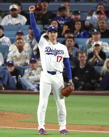 　７回、ギルバートの中飛が併殺となり拳を突き上げる大谷　（共同）