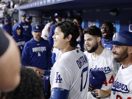 　ジャイアンツ戦の７回を投げ終え、ベンチで笑顔を見せるドジャース・大谷＝ロサンゼルス（共同）