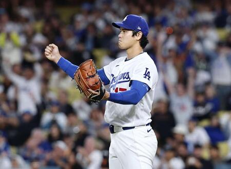 　ジャイアンツ戦の７回、ギルバートの中飛が併殺となりグラブをたたくドジャース・大谷＝ロサンゼルス（共同）