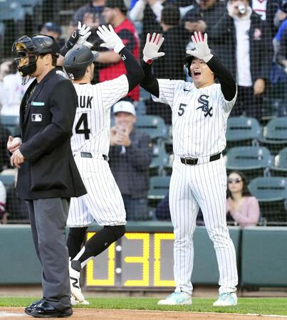 　ロイヤルズ戦の１回、グリチェク（左）の２ランで生還し、迎えるホワイトソックス・村上＝シカゴ（共同）