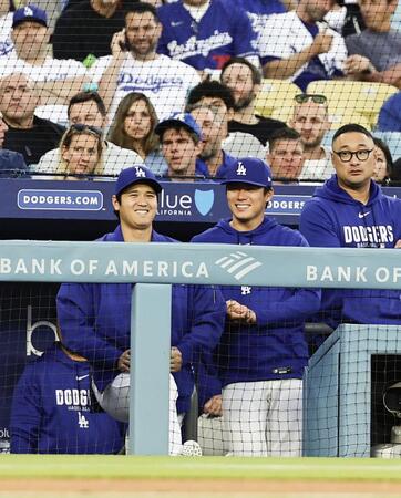 　ジャイアンツ戦のベンチで話すドジャースの（左から）大谷と山本＝ロサンゼルス（共同）
