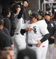 　ロイヤルズ戦の試合前、ベンチでチームメートと盛り上がるホワイトソックス・村上＝シカゴ（共同）