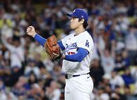 　ジャイアンツ戦の７回、ギルバートの中飛が併殺となりグラブをたたくドジャース・大谷＝ロサンゼルス（共同）