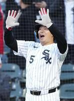 　ロイヤルズ戦の１回、グリチェクの２ランで生還し、迎えるホワイトソックス・村上＝シカゴ（共同）