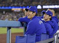 　ジャイアンツ戦で先発メンバーから外れ、ベンチで控えるドジャース・大谷（手前）＝ロサンゼルス（共同）