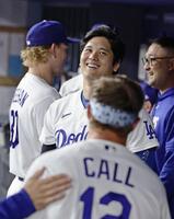 　ジャイアンツ戦の６回、生還したコール（手前）を笑顔で迎えるドジャース・大谷＝ロサンゼルス（共同）