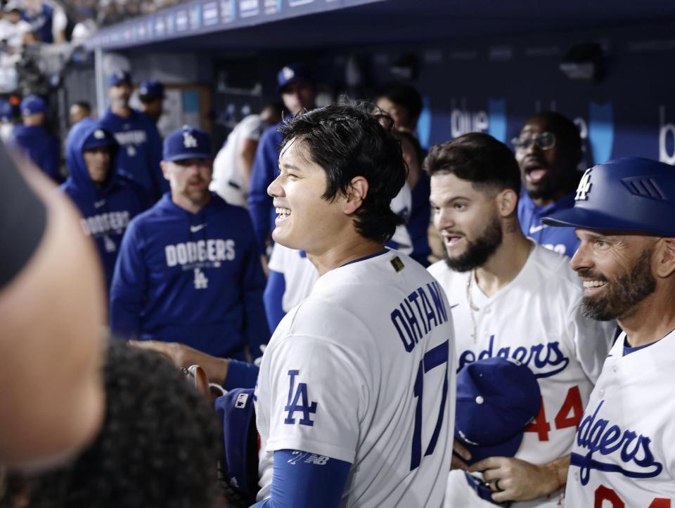 　ジャイアンツ戦の７回を投げ終え、ベンチで笑顔を見せるドジャース・大谷＝ロサンゼルス（共同）