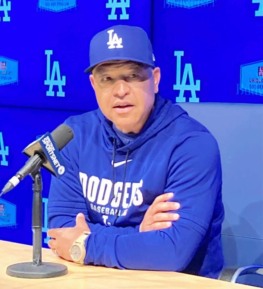 　試合前会見で大谷の代打起用について語るロバーツ監督（撮影・小林信行）