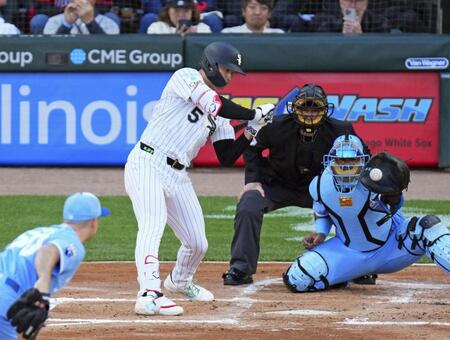 　ロイヤルズ戦の１回、四球を選ぶホワイトソックス・村上＝シカゴ（共同）