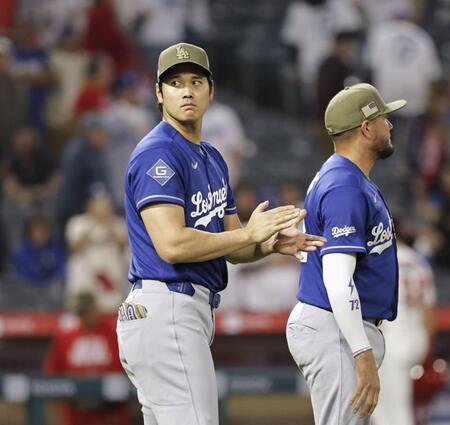 　エンゼルスに勝利し、拍手するドジャース・大谷＝アナハイム（共同）
