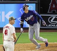 　エンゼルス戦の５回、左越えに二塁打を放ったドジャース・大谷＝アナハイム（共同）