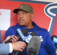 試合前のベンチで報道陣の質問に答えるロバーツ監督（撮影・小林信行）
