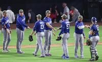 　エンゼルスに勝利し、チームメートを迎えるドジャース・大谷（中央）＝アナハイム（共同）