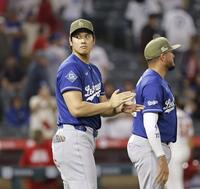 　エンゼルスに勝利し、拍手するドジャース・大谷＝アナハイム（共同）