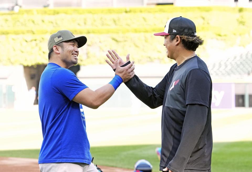 　試合前、タッチを交わすカブス・鈴木（左）とホワイトソックス・村上＝シカゴ（共同）