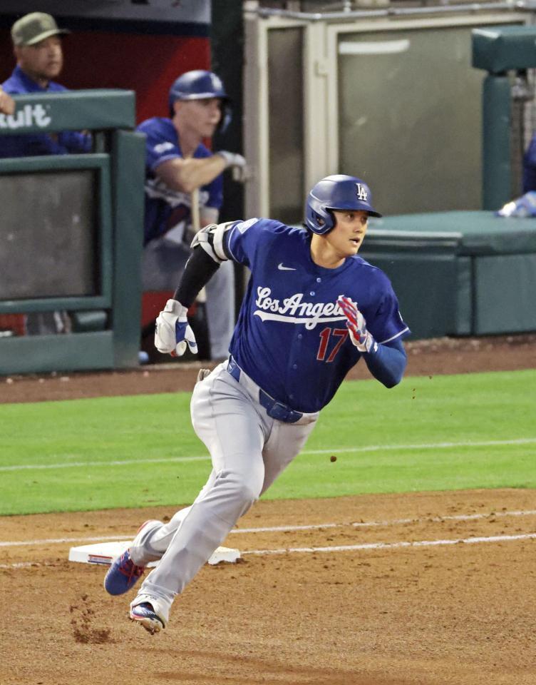 　エンゼルス戦の５回、二塁打を放ち塁を回るドジャース・大谷＝アナハイム（共同）