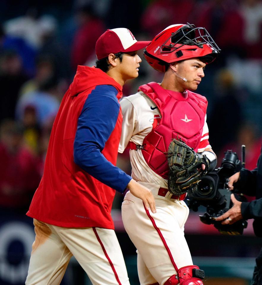 ナショナルズに勝利し、捕手オハピーを迎えるエンゼルス・大谷＝２０２３年４月
