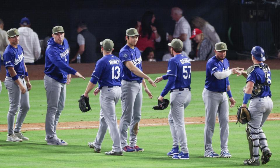 　エンゼルスに勝利し、チームメートを迎えるドジャース・大谷（中央）＝アナハイム（共同）
