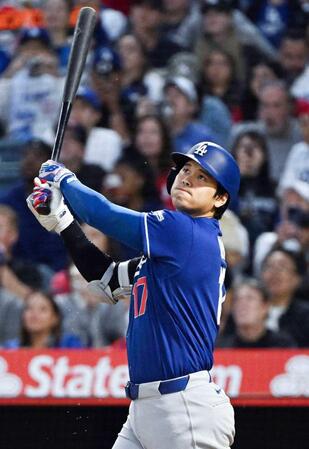 　５回、左越えに二塁打を放つ大谷（ゲッティ＝共同）