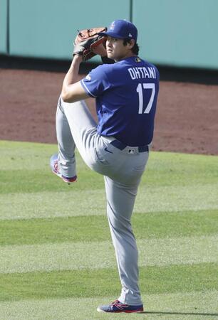 　キャッチボールするドジャース・大谷＝アナハイム（共同）