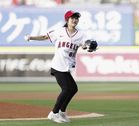 　米大リーグ、エンゼルス－ドジャース戦で始球式を務めるフィギュアスケート女子の島田麻央。マウンド手前でジャンプを披露してから投球した＝アナハイム（共同）
