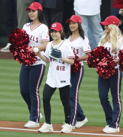 　米大リーグ、エンゼルス－ドジャース戦で始球式に臨むフィギュアスケート女子の島田麻央＝アナハイム（共同）
