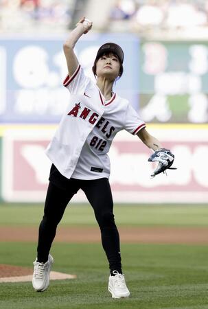 　米大リーグ、エンゼルス－ドジャース戦で始球式を務めるフィギュアスケート女子の島田麻央＝アナハイム（共同）