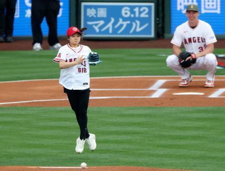 　米大リーグ、エンゼルス-ドジャース戦で始球式を務めるフィギュアスケート女子の島田麻央。マウンド手前でジャンプを披露してから投球した＝アナハイム（共同）