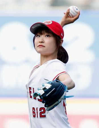 　米大リーグ、エンゼルス-ドジャース戦で始球式を務めるフィギュアスケート女子の島田麻央＝アナハイム（共同）