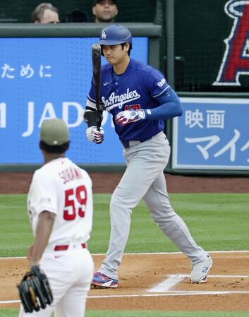 　エンゼルス戦の１回、四球を選んだドジャース・大谷＝アナハイム（共同）