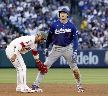 　エンゼルス戦の３回、二盗を決めたドジャース・大谷＝アナハイム（共同）