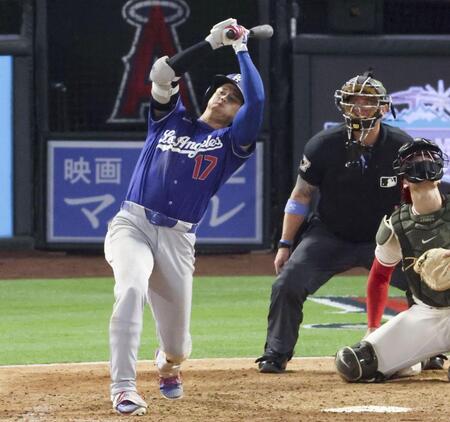 　エンゼルス戦の９回、走者一掃の３点二塁打を放つドジャース・大谷＝アナハイム（共同）