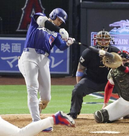 　エンゼルス戦の９回、走者一掃の３点二塁打を放つドジャース・大谷＝アナハイム（共同）