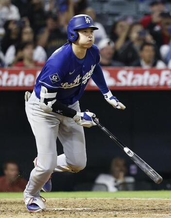 　エンゼルス戦の９回、走者一掃の３点二塁打を放ったドジャース・大谷＝アナハイム（共同）