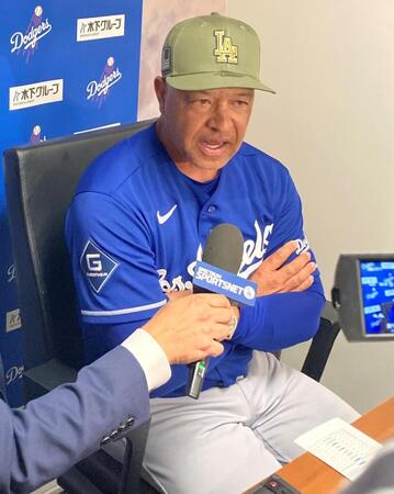 試合後、監督室で質問に答えるロバーツ監督（撮影・小林信行）