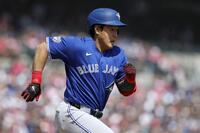 　タイガース戦の10回、三ゴロに倒れ一塁へ走るブルージェイズ・岡本＝デトロイト（ゲッティ＝共同）