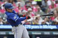 　タイガース戦の５回、左飛に倒れるブルージェイズ・岡本＝デトロイト（ゲッティ＝共同）