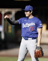 　笑顔で練習に臨むドジャース・大谷＝アナハイム（共同）