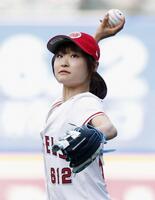 　米大リーグ、エンゼルス－ドジャース戦で始球式を務めるフィギュアスケート女子の島田麻央＝アナハイム（共同）
