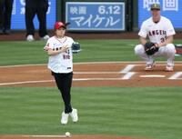 　米大リーグ、エンゼルス－ドジャース戦で始球式を務めるフィギュアスケート女子の島田麻央。マウンド手前でジャンプを披露してから投球した＝アナハイム（共同）
